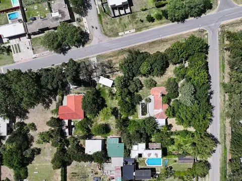 Terreno en esquina 1811 m2 destino comercial en Funes City todos los servicios