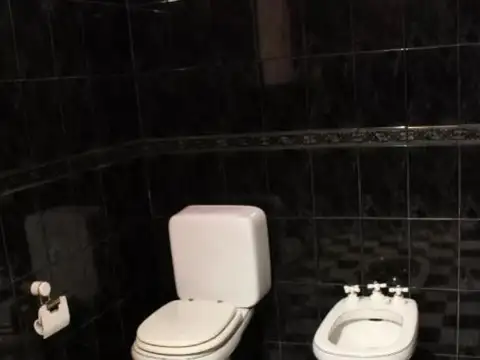 Casa 7 AMBIENTES en San Justo con patio y cochera