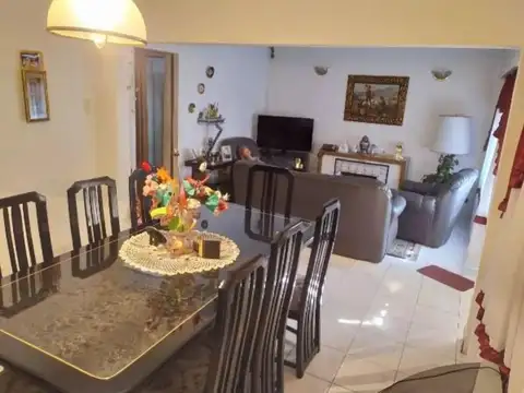 Casa 7 ambientes con 2 baños