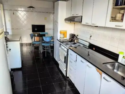 Casa 7 AMBIENTES en San Justo con patio y cochera
