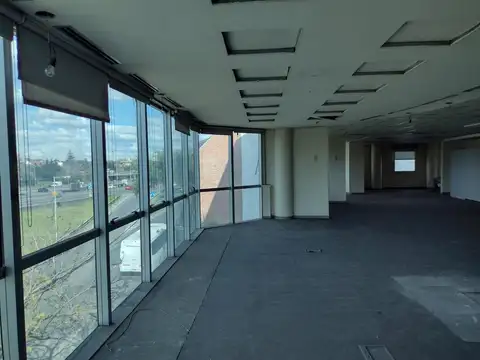 Oficina en Venta con 60 cocheras