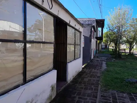 VENDO CASA MUY CERCA DEL CENTRO EN ESQUINA (CTES.)