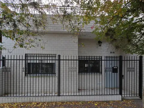Casa con dos dormitorios en PH al frente