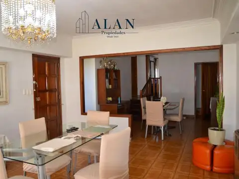Casa en Alquiler con 2 cocheras