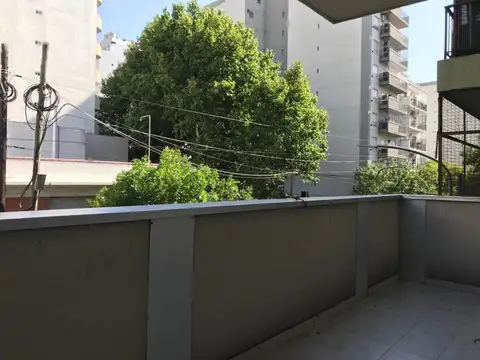 3 AMBIENTES, CON PATIO Y COCHERA FIJA