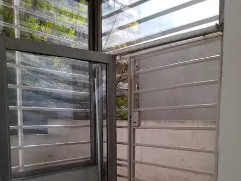 España 317, primer piso frente, 2 dormitorios, patio (481-5308)