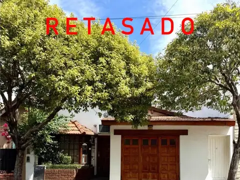 RETASADO  - EN EXCELENTE ENTORNO, CASA 3 DORM, HERMOSO PATIO, GARAGE