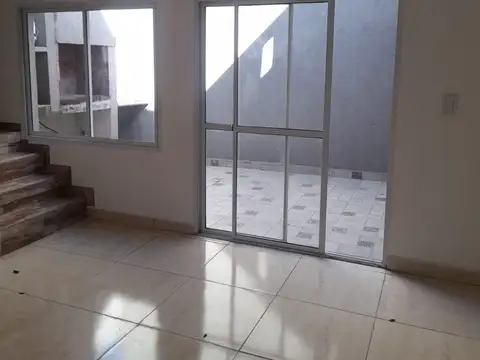 Depto Tipo Casa en Alquiler en Remedios De Escalada, $ 650.000
