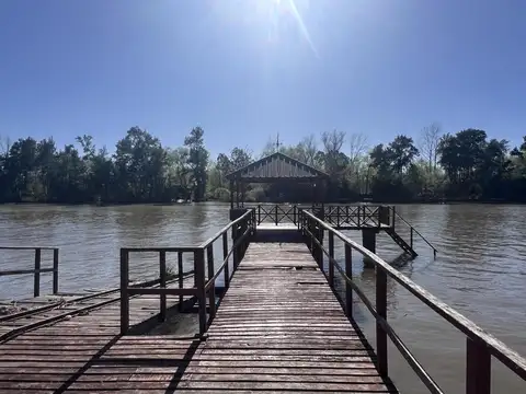 Casa en venta con 5 dormitorios al río en Dique Lujan