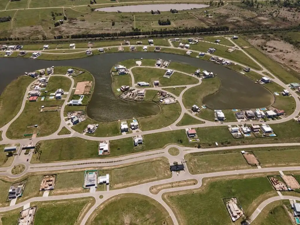 Terreno - 854  m² Total | 20  mts Frente | 42  mts Fondo