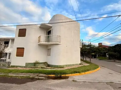 Se vende casa a metros de Av. Illia