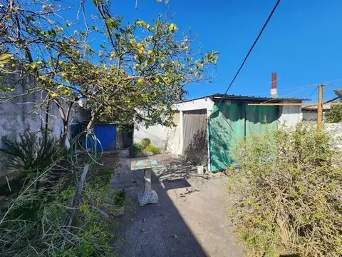 CASA LOTE PROPIO DE 3 AMBIENTES CON COCHERA, PATIO Y JARDIN