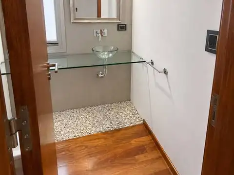 Casa en Alquiler con 2 cocheras