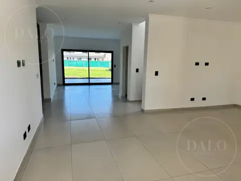 Casa en Venta con 3 cocheras