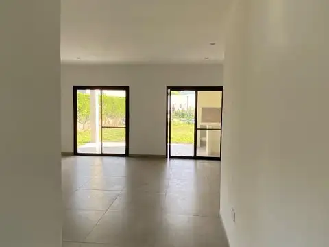 Casa en Venta con 3 cocheras