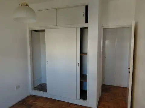 Departamento 3 Amb. Frente con balcón.-