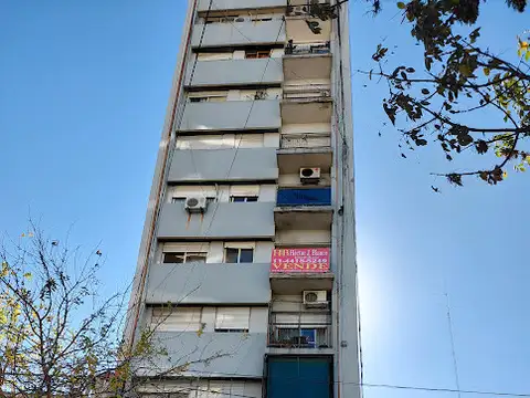 Departamento 3 Amb. Frente con balcón.-