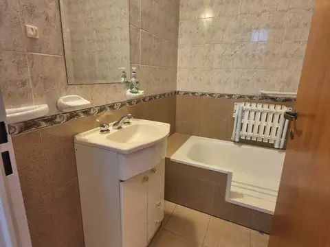 Depto Tipo Casa en Alquiler en Monte Castro, $ 800.000