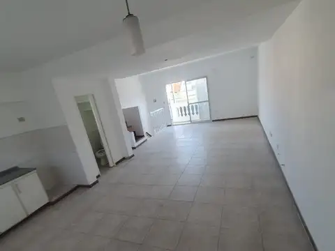 Triplex 4 amb. con Patio y Cochera