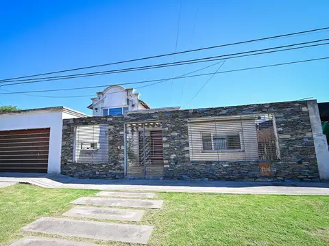 VENTA CASA DE 4 DORMITORIOS PATIO PILETA COCHERA