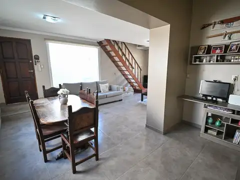 VENTA CASA DE 4 DORMITORIOS PATIO PILETA COCHERA