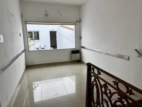 Oficina 9 ambientes con 3 baños