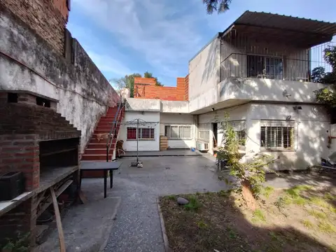 Venta Casa con Gran Patio y Cochera en Quilmes