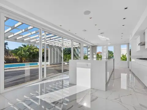 Casa 8 ambientes con 4 baños