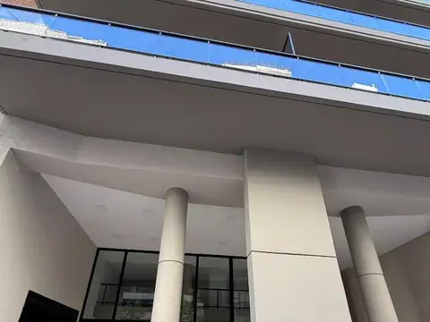 Amplio semipiso a estrenar con vista al río