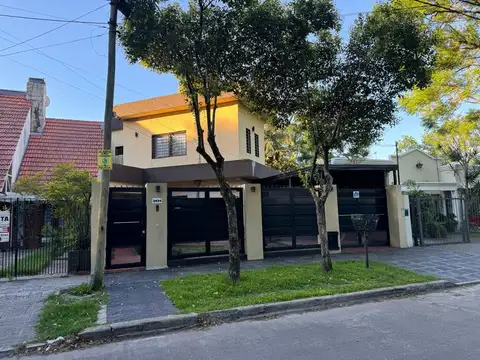 CASA VENTA 4 AMBIENTES CON PILETA BERAZATEGUI