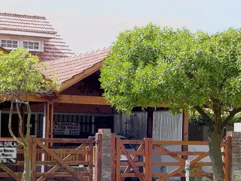 Casa en alquiler temporario - 3 Dormitorios 2 Baños - Miramar