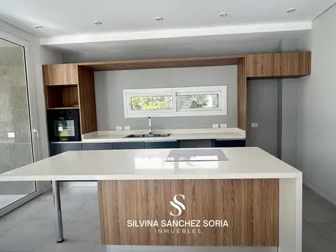 Casa en Alquiler con 2 cocheras
