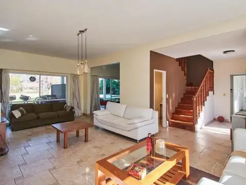 Casa 5 ambientes con 3 baños