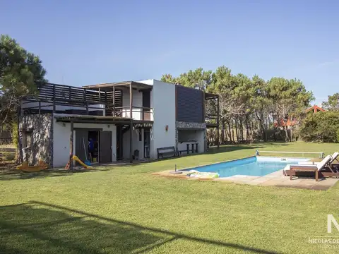 Casa 5 ambientes con 4 baños