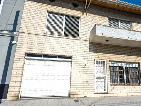 VENTA CASA 4 AMB CON COCHERA, PATIO Y QUINCHO