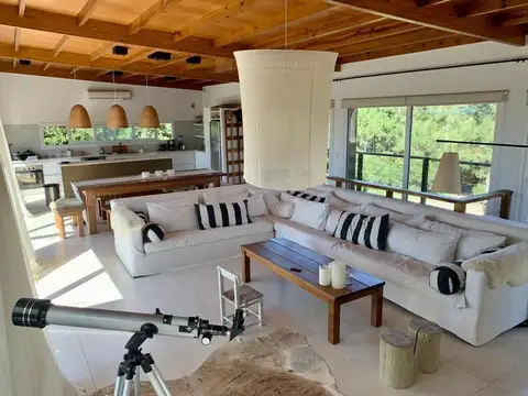 Casa 6 ambientes con 4 baños
