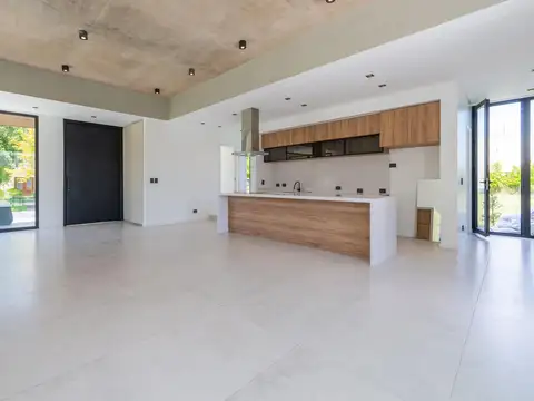 Casa 6 ambientes con 5 baños