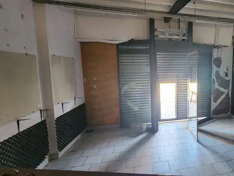 3 Locales Comerciales y 1 Casa de 4 Amb. S/ Lote 192 m² y 144 n² Edificados - San Justo