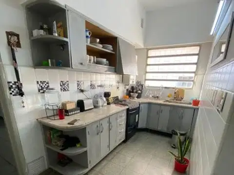 Alsina y Urquiza | Casa con gran potencial de revalorización: 138 m² cubiertos + terraza