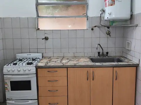 DEPARTAMENTO 3 AMBIENTES TIPO CASA CON PATIO Y TERRAZA – SIN EXPENSAS Llorente 150 – Avellaneda