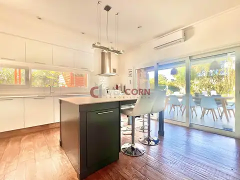 Casa en Alquiler con 4 cocheras