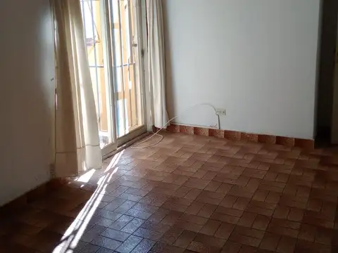 2 AMBIENTES MUY LUMINOSO SOBRE AVENIDA