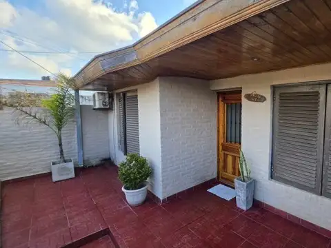 CASA EN PH CON AMPLIO FONDO + DEPTO - LISTA PARA IR A VIVIR - EN MERLO, BS.AS.