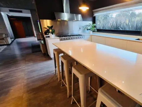 Casa 6 ambientes con 4 baños