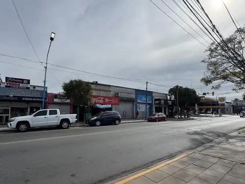 Gran oportunidad de Casa de 4 ambientes, con dos Locales y Amplio galpón en Escobar centro!
