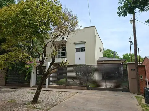 Gran propiedad, 2 plantas, 3/4 dormitorios y piscina !!