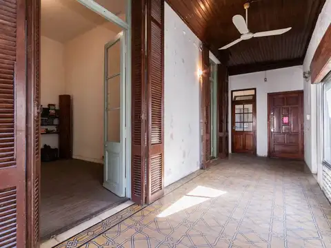 Casa con jardín y patio para reciclar – Escalada