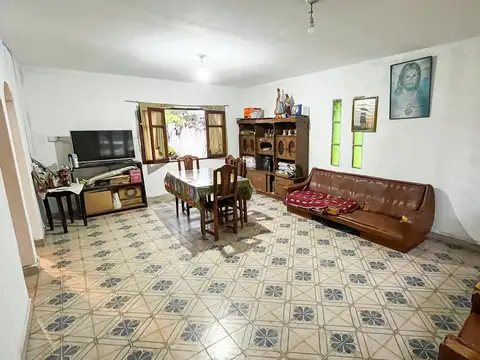 Casa 7 ambientes con 2 baños
