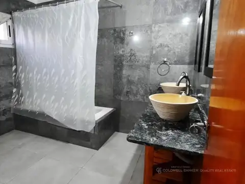 Casa en Alquiler con 4 cocheras