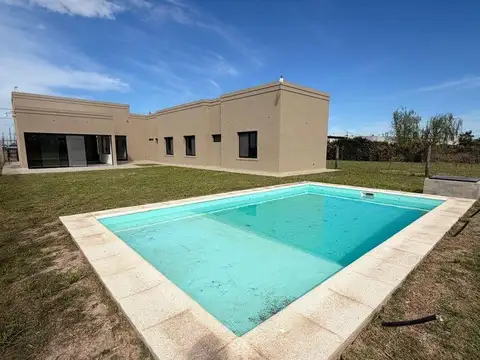 Casa 4 ambientes con 2 baños